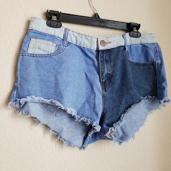 Cotton On The‎ Frayed Mid Rise Cheeky Shorts 8 - Picture 2 of 8